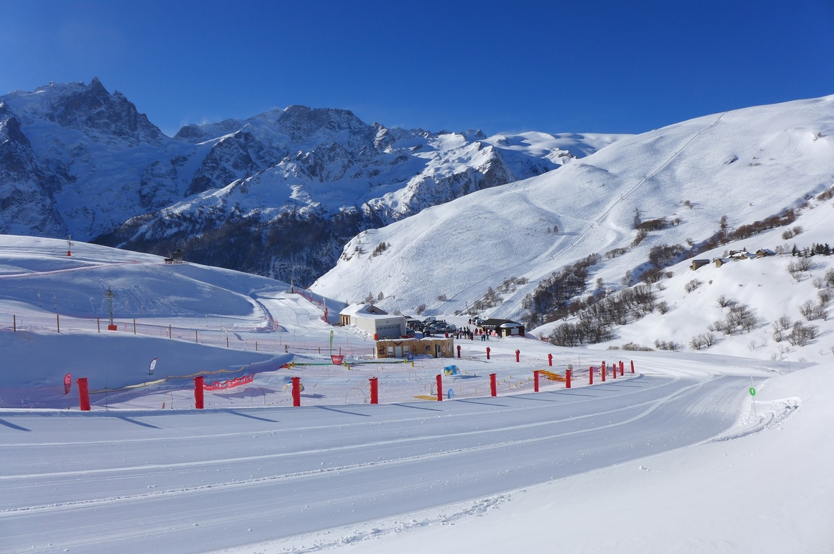 Station de ski du Chazelet avec vue sur la Meije