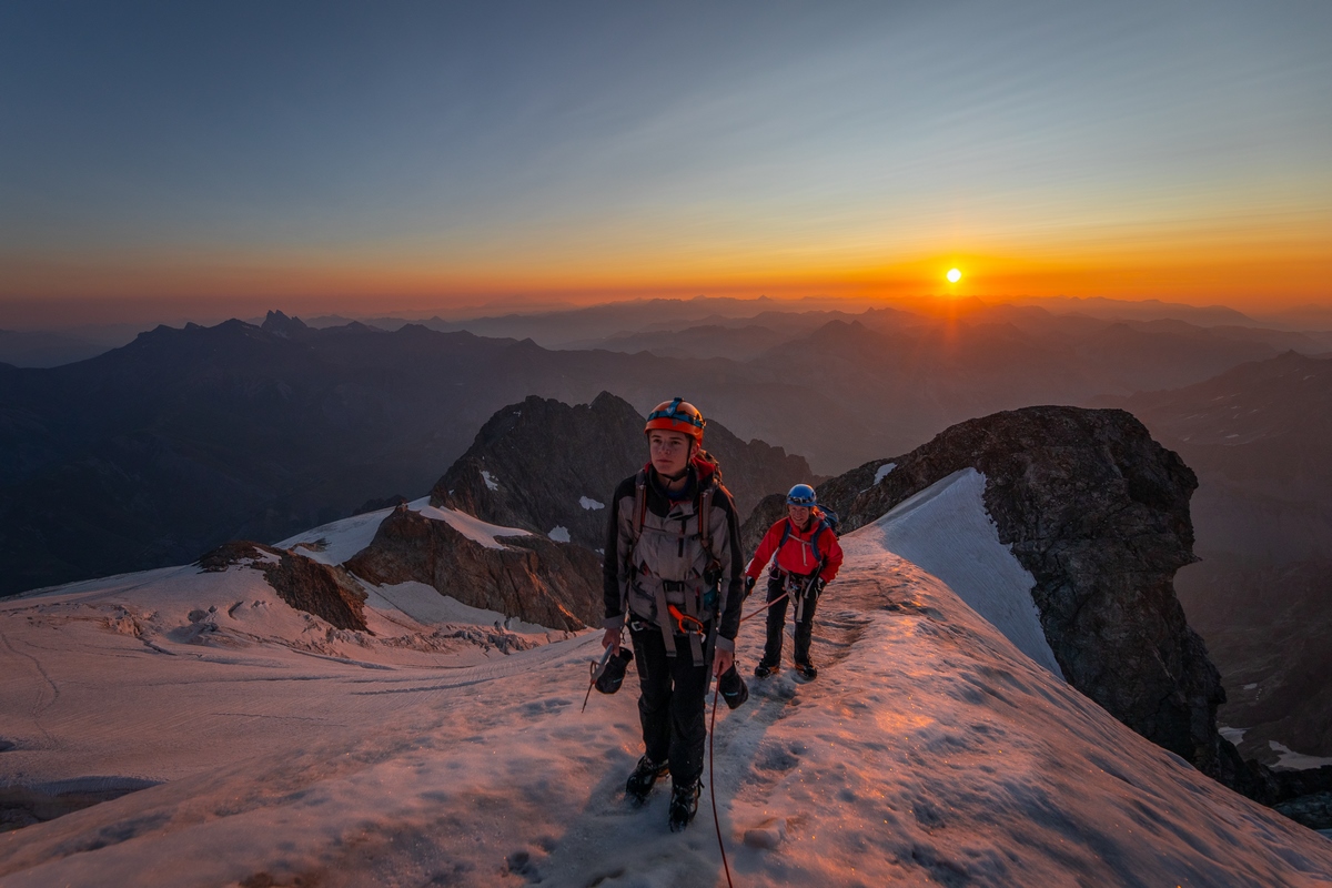 Alpinistes au lever du soleil Meije Orientale
