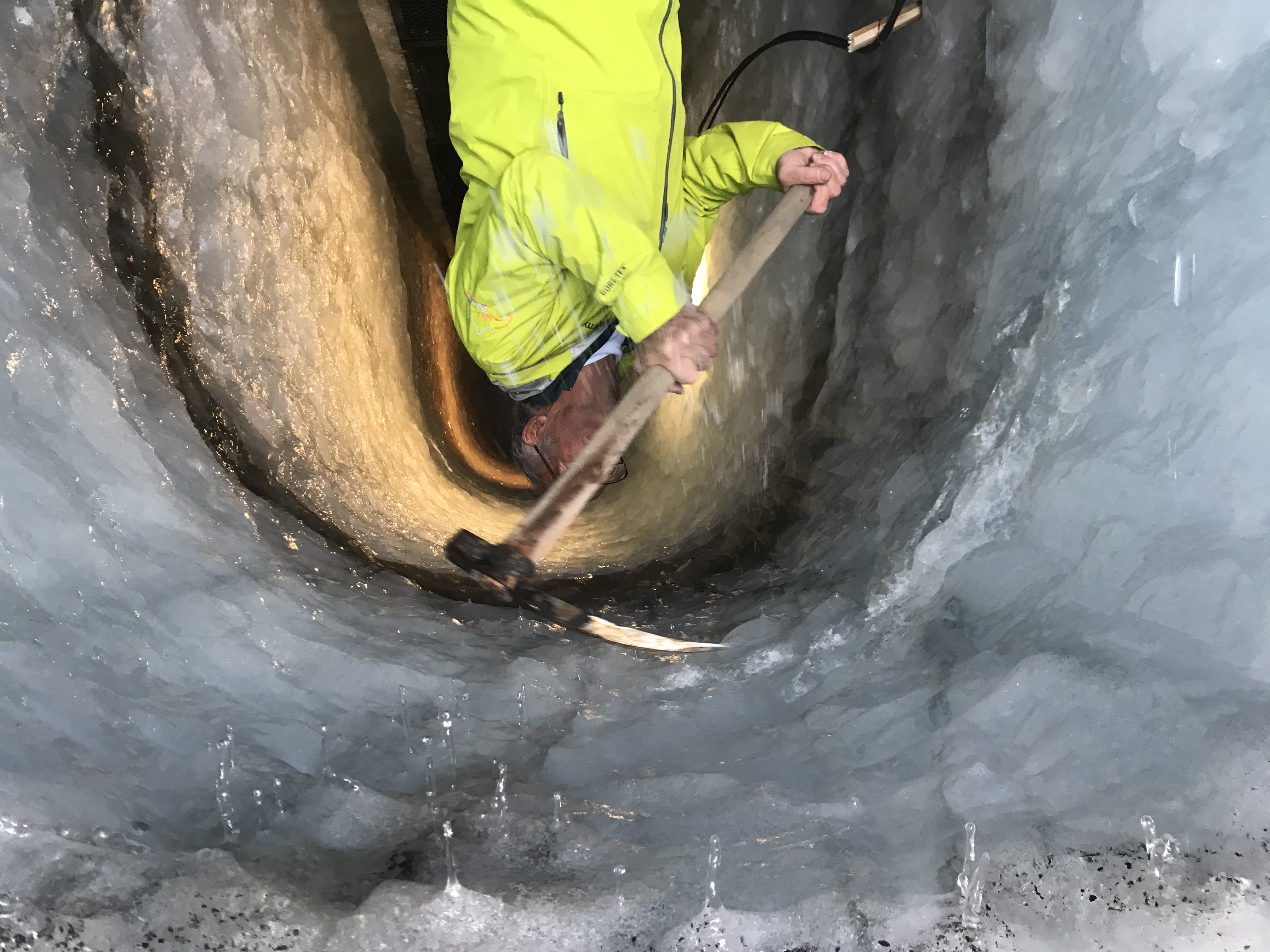 Grotte creusée au pic de glace