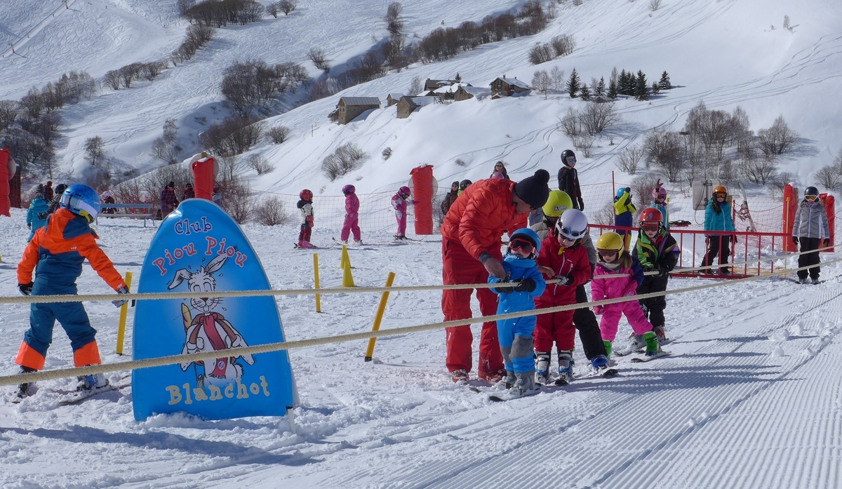 Toddler's ski lessons in Chazelet 